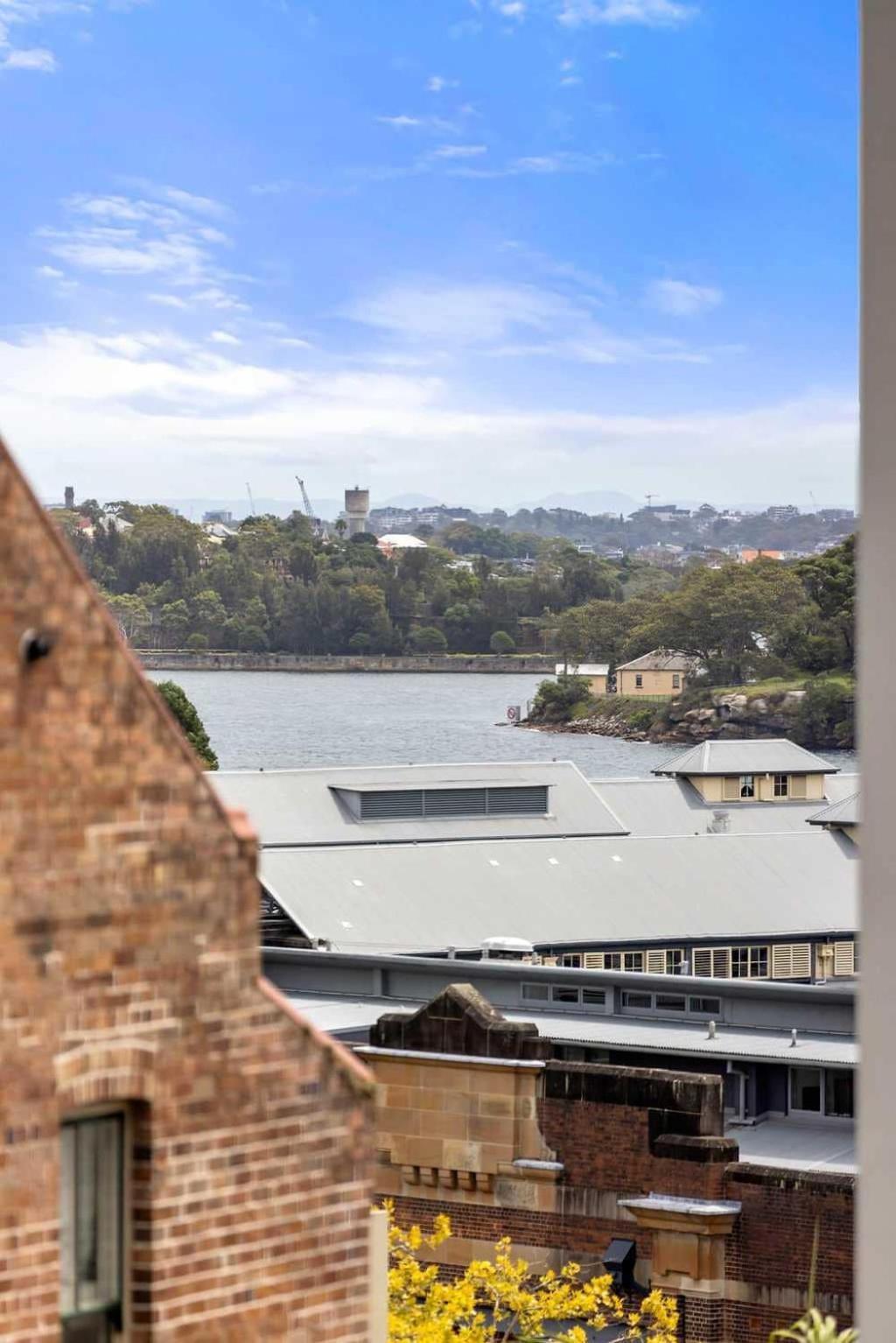 Ground-floor Retreat In Dawes Point